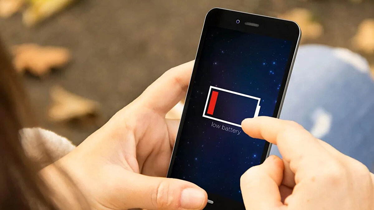 Akıllı telefonlar son yıllarda hem daha uzun dayanan hem de daha yüksek kapasiteli pil seçenekleriyle piyasaya sürülüyor. Ancak bazı uygulamalar nedeniyle şarj, istenildiği gibi gitmiyor; daha doğru tabirle dayanmıyor da diyebiliriz.