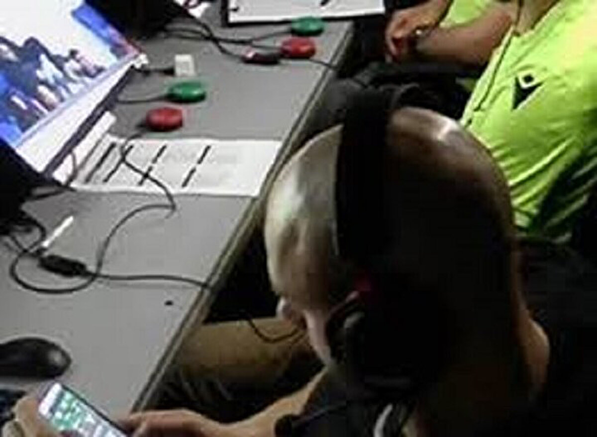 Sosyal medyada ortaya çıkan görüntüde söz konusu teknisyenin görev aldığı maç sırasında telefonundan canlı bahis oynadığı öne sürüldü.