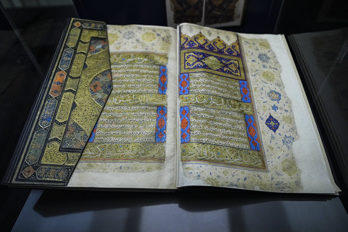 1882'de vefat eden Fazıl Paşa Şerifoviç tarafından vakfedilen, 1849'da Dağıstanlı muhacir tarafından yazılan, renkli süslemeli Kur'ân-ı Kerîm'i de kütüphanede muhafaza ettiklerini dile getiren Lavic, "Bu mushaf, Bosna Hersek'in en önemli kültürel hazinelerinden biri kabul edilmektedir." ifadesini kullandı.