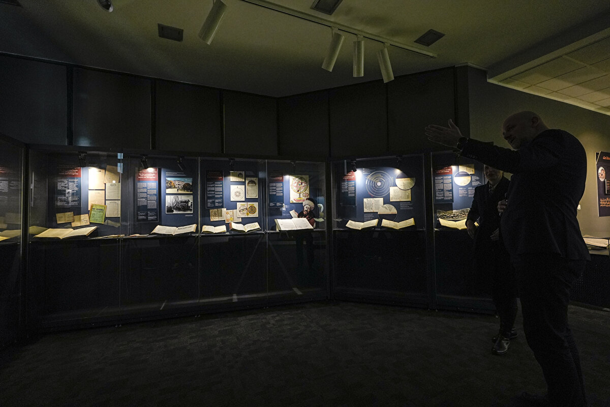 Bosna Hersek'te 1992-1995'teki savaştan nasibini alan kütüphane, çalışanlar tarafından canları pahasına korundu.