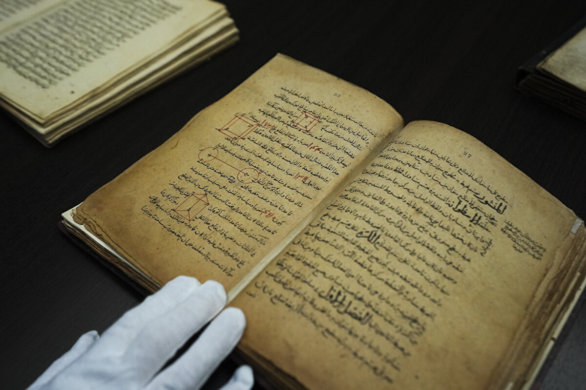 Lavic, dünyanın en büyük hekimlerinden Müslüman bilim adamı İbn Sînâ'nın El-Kânûn fi't-Tıb (Tıbbın Kanunu) kitabının yorumlarını içeren kitabın da kütüphanede muhafaza edildiğini belirterek, "Bu eser, dönemin tüm tıbbi bilgilerini sistematik olarak derleyen 5 ciltten oluşmaktadır. Birçok nüshası bulunmaktadır ve özellikle bu eserin yorumları büyük ilgi çekmektedir." dedi.