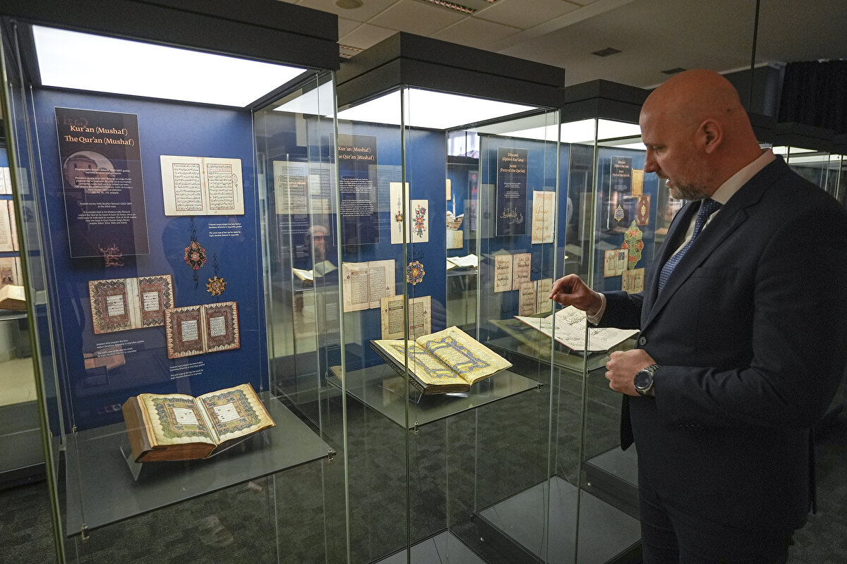 Bosna Hersek İslâm Birliği'nin kurulduğu 1882 yılından bu yana tutulan arşivlerin de kütüphanede bulunduğunu anlatan Lavic, şunları ifade etti:<br><br>"Bu arşiv, yalnızca Bosna Hersek İslâm Birliği'nin değil genel olarak bölgedeki kurumların son 150 yıldaki tarihini incelemek için çok önemli bir kaynaktır. Osmanlı arşiv belgeleri ise Osmanlı yönetiminin 1463'te Bosna'ya gelişinden 1878 yılına kadar olan döneme ait yaklaşık 20 bin belgeyi içermektedir. Osmanlı arşivindeki önemli alt koleksiyonlardan biri, vakıfların kuruluş ve gelişimini anlatan yaklaşık 800 vakfiye belgesidir. Osmanlı vakfiyeleri, Bosna'daki şehirlerin sosyal ve kentsel gelişimine büyük katkı sağlamıştır. Her vakfiye, bir şehrin doğum belgesi gibidir."