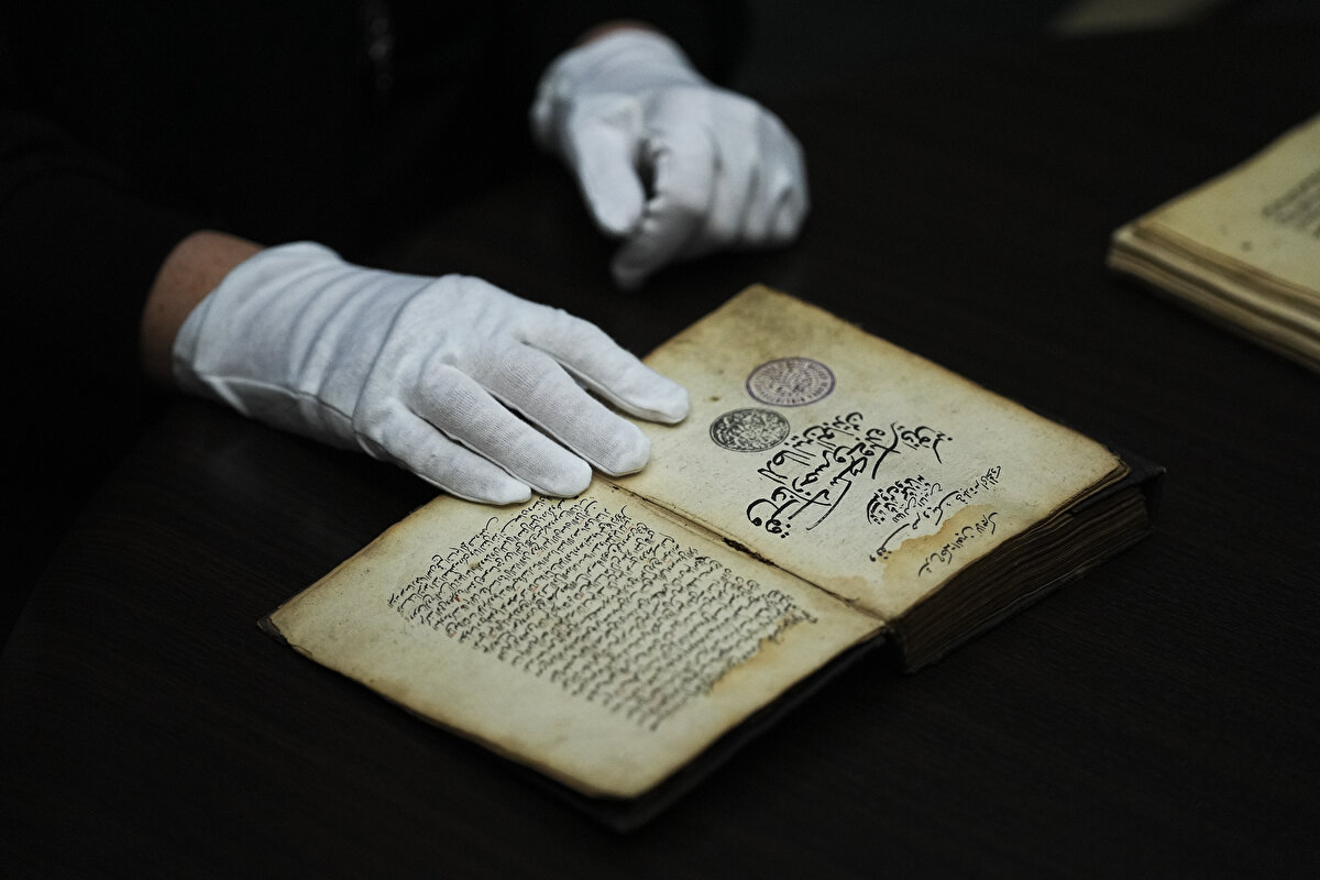 Kütüphanede bulunan 100 bine yakın eserin 10 binden fazlası el yazması. 