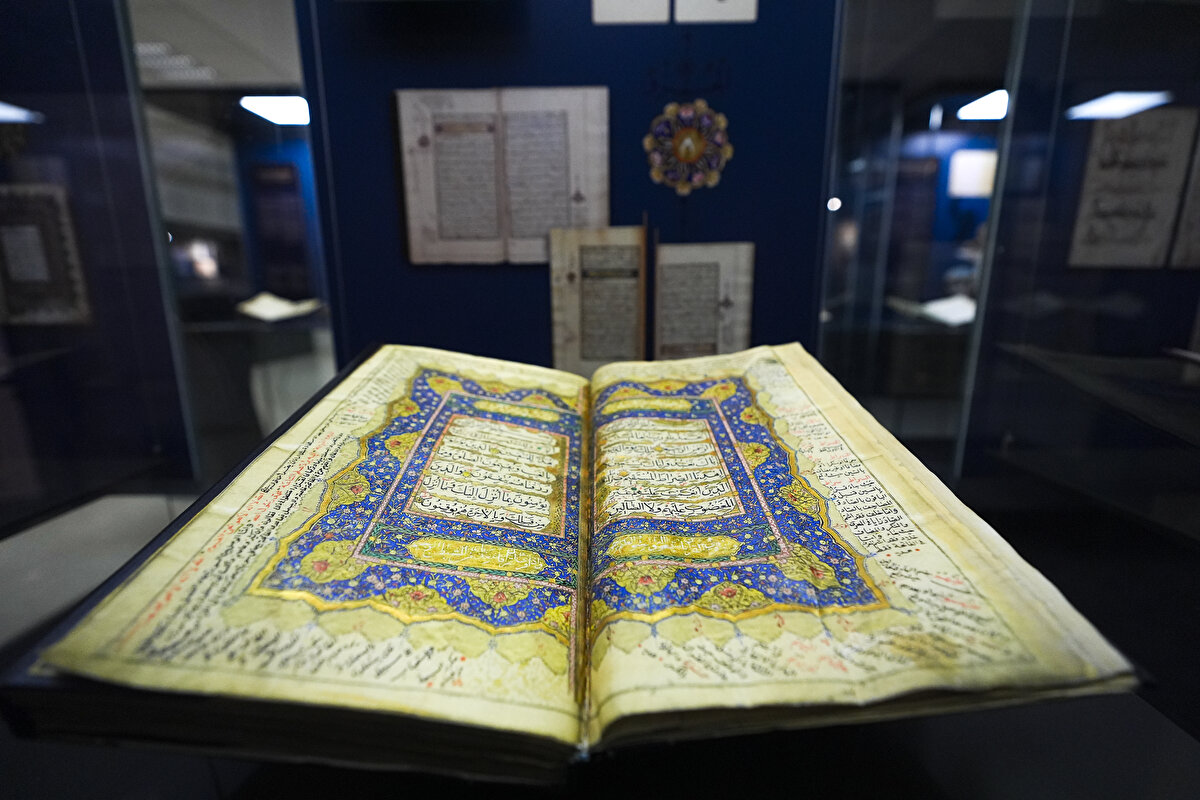 Birleşmiş Milletler Eğitim Bilim ve Kültür Örgütü (UNESCO) tarafından 2018'de "Dünya Belleği" listesine alınan tarihi kütüphanede İslâmî ilimler başta olmak üzere doğa bilimleri, matematik, geometri, astronomi ve tıp gibi alanlarda el yazması eserler muhafaza ediliyor.