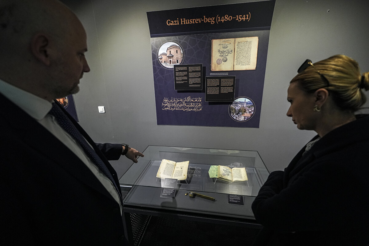 Türkçe 9 ila 10 bin bireysel belgenin yer aldığı kütüphanede Doğu dillerinde yazılmış 21 bin, Avrupa dillerinde yazılmış 30 binden fazla kitap mevcut.