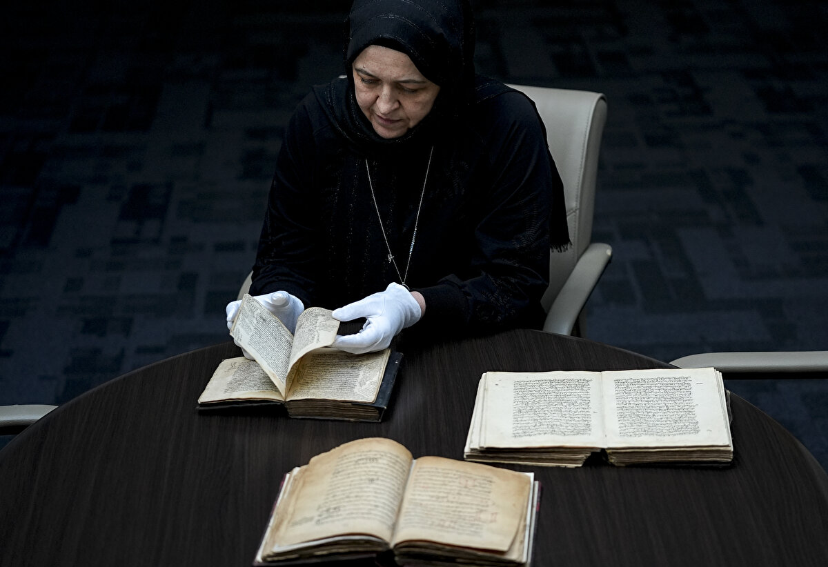 Gazi Hüsrev Bey Kütüphanesi Özel Derlemeler Koordinatörü Hamza Lavic, el yazması eserlerin kütüphanenin önemli kısmını oluşturduğunu söyledi.