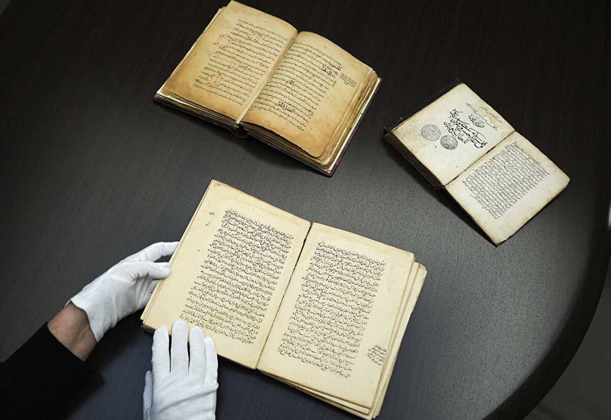 Savaş döneminde kütüphane çalışanları, Sırpların kültürel değeri olan binaları hedef almasıyla özellikle el yazması eserleri korumaya aldı. Çalışanlar, eserlerin birçoğunu saldırıya hedef olmayacak yerlerde sakladı.