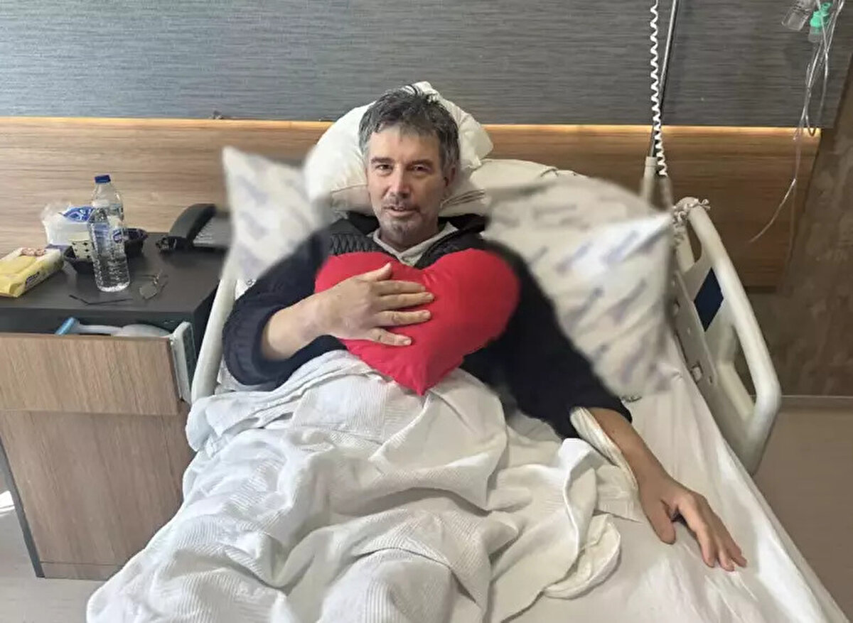 Kentte yaşayan Hakan Sönmez'e, 25 yıl önce ellerinin titremesi şikayetiyle gittiği hastanede Parkinson hastalığı teşhisi konuldu. Tedaviye alınan Sönmez'e, günlük yaşamını rahat geçirebilmesi için beyin pili takıldı. 25 yıldır beyin piliyle yaşamını sürdüren Sönmez, 1 ay önce bisikletiyle sahilde gezerken göğsünde şiddetli ağrı hissetti. Hastaneye giden Hakan Sönmez’in muayene ve tahlillerinde kalbe giden 2 damarının tıkandığı belirlendi. Doktorlar baypas ameliyatı olması gereken Hakan Sönmez’i, kalbine yakın takılan beyin pili nedeniyle operasyonun riskli olacağı gerekçesiyle ameliyata almadı. Kentteki özel bir hastaneye giden Sönmez, Kalp Damar Cerrahisi Uzmanı Doç. Dr. Engin Akgül tarafından ameliyat edildi.