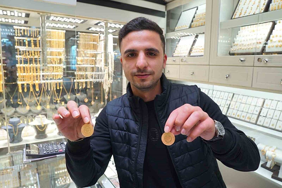 Altın her geçen gün yükseliyor ama yükselmesinin sebepleri de ortada zaten. Yıl sonuna kadar 4 bin, 4 bin 500’e kadar bir beklenti var ama tam olarak ne olur onu şuanda kimse bilemez" dedi.