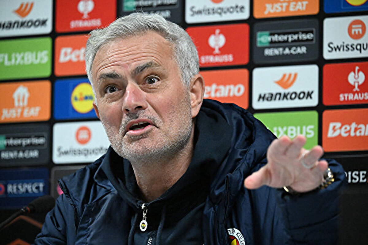 "Takımımızın başında çok değerli bir hocamız var. Yeri geldi değersizleştirildi. Niye? Çünkü cesurca gerçekleri ifade ettiği için. Mourinho’ya da ifade ettim, 'İşini yap, bir hoca değişikliği söz konusu değil. Yönetim gider hoca kalır' mesajını kendisine verdik"