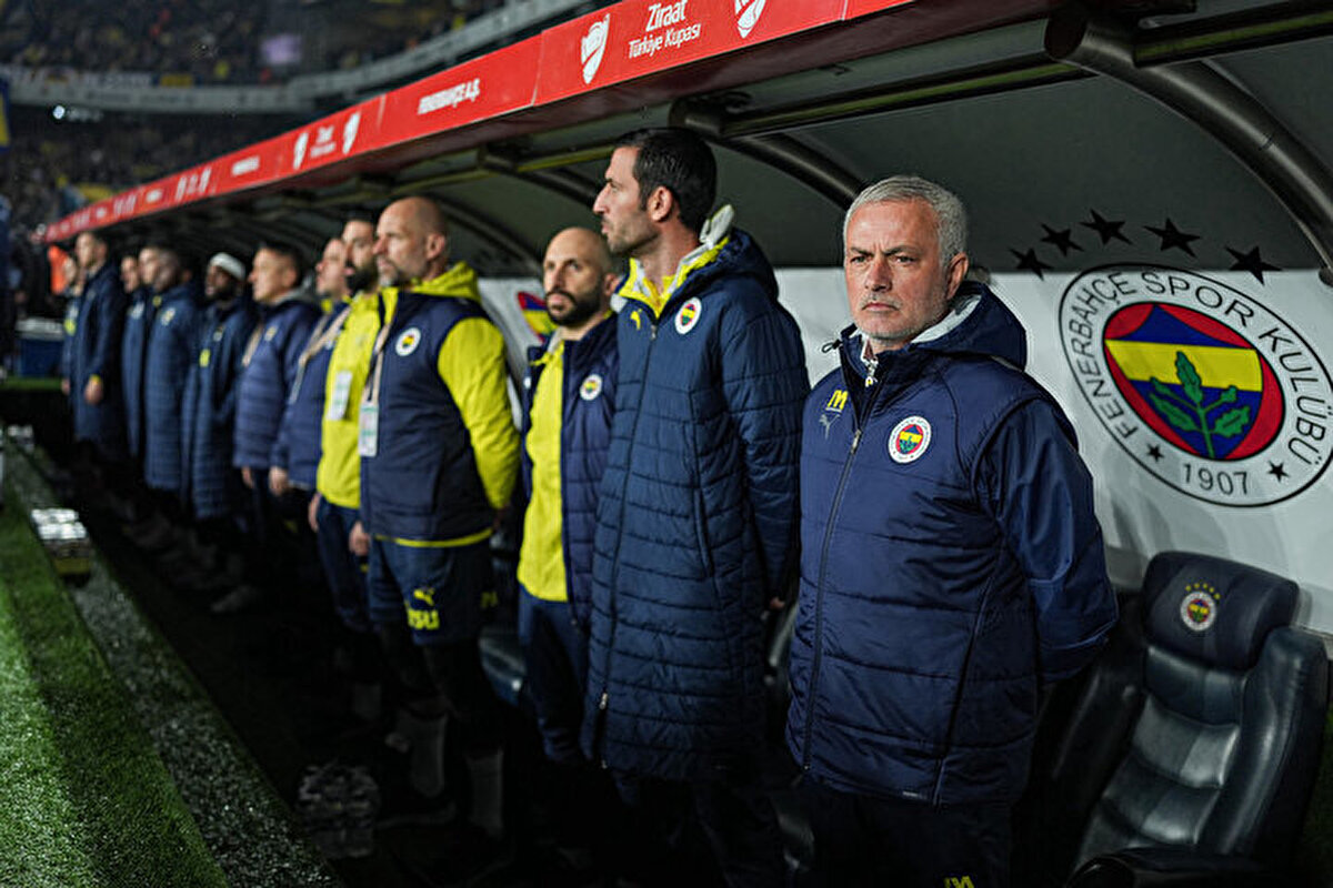 Fakat Fenerbahçe'nin Galatasaray'a bir kez daha kaybetmesiyle birlikte sarı lacivertli takımda planlar değişti.
