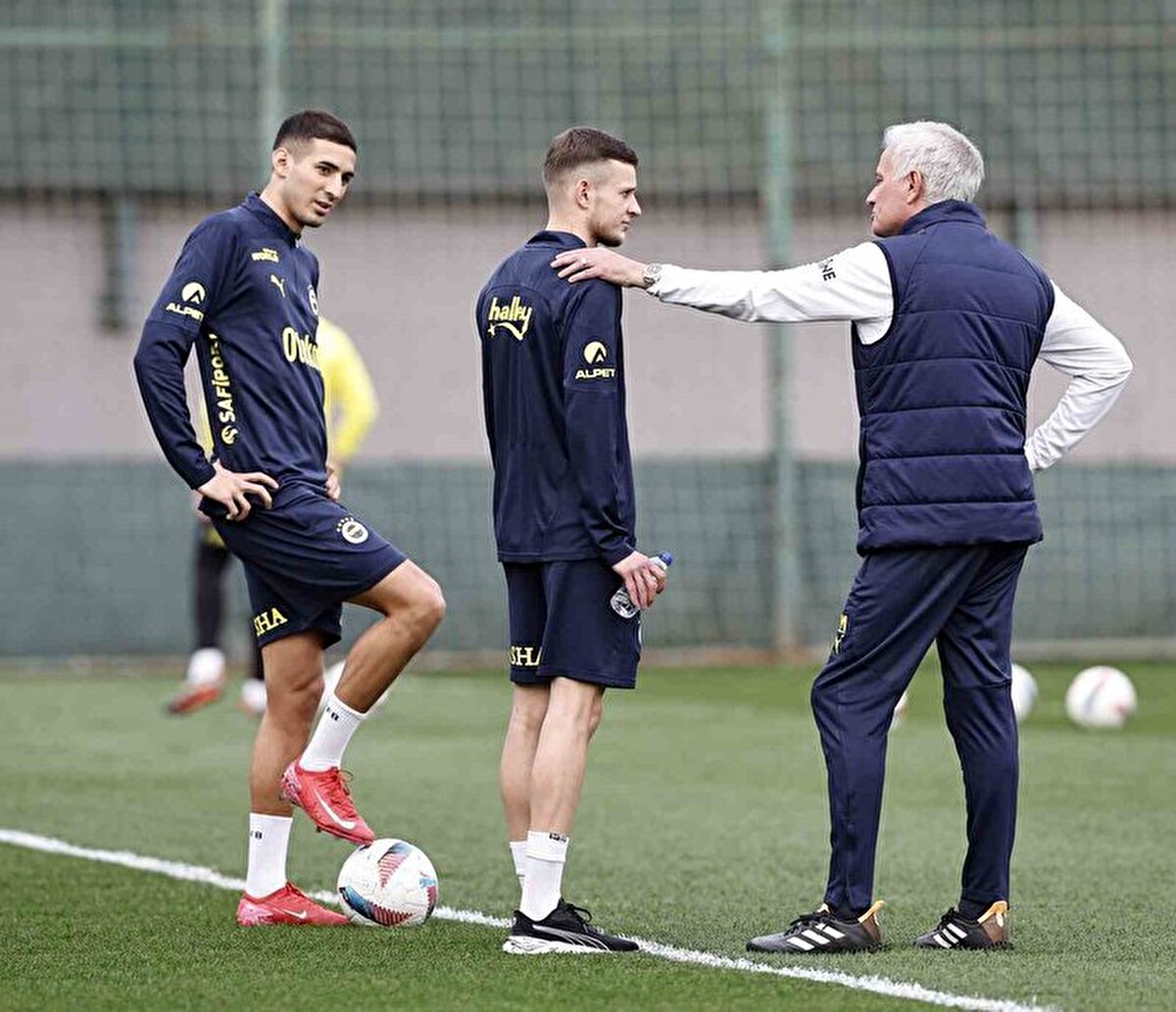 Galatasaray maçı sonrasında Fenerbahçe yönetimi ivedi bir şekilde toplantı kararı aldı ve bir görüşme yaptı.