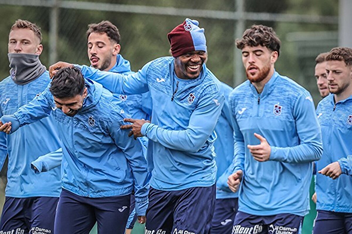 Dev maç öncesinde hazırlıklarını tamamlayan bordo-mavili ekibin kamp kadrosu netlik kazandı.