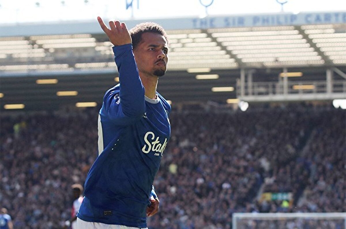 Karşılaşmanın ilk devresi Arsenal'ın 1-0'lık üstünlüğüyle tamamlanırken ev sahibi Everton, ikinci yarının hemen başına golü buldu.