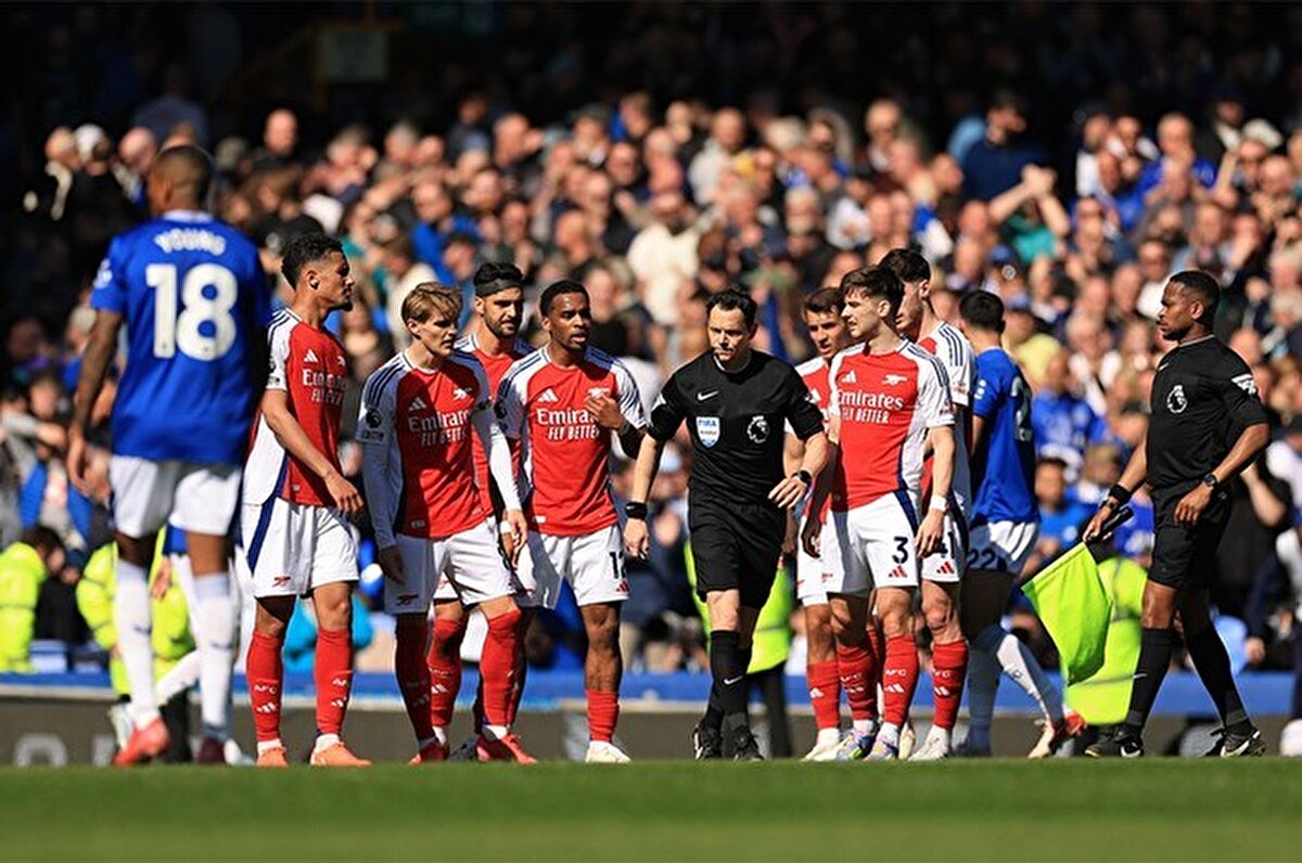 Uzatmada 4. dakika dolmadan England maçı bitirdi. Oyuncuların itirazının ardından mücadele kısa bir süre daha devam etti.
