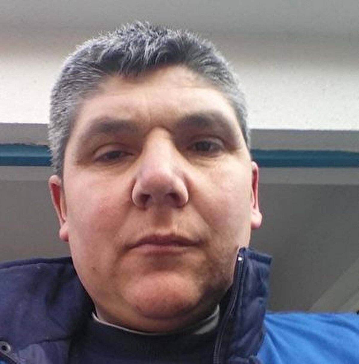 ÜÇ KİŞİYE SİLAHLA ATEŞ AÇTI<br>Çıkan tartışmada Mehmet Garip, üzerinde taşıdığı tabancayı çıkarıp, 3 kişiye ateş etti. Mehmet Garip, daha sonra da 1'inci kattaki Emine Bahar Tunalı'nın dairesine gidip içeridekilerden kapıyı açmasını istedi.<br><br>