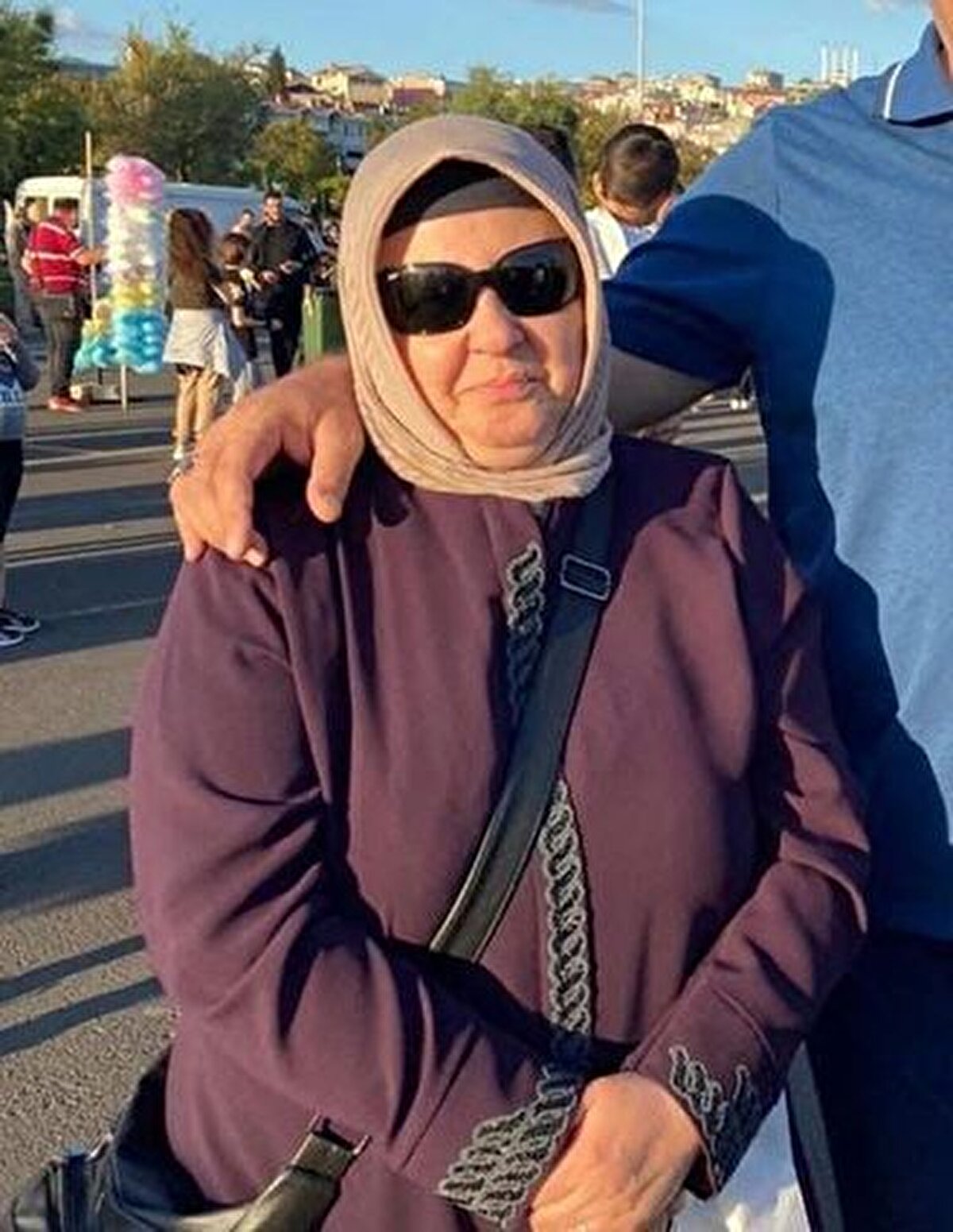 DİĞER AKRABALARI BALKONDAN ATLADI<br>Kapıyı açmayan Tunalı'nın eşi Buğra Tunalı, oğlu Sarp ve annesi Şükran Tunalı ile birlikte birinci katın balkonundan atlayıp kaçtı. İhbar üzerine adrese çok sayıda polis ve sağlık ekibi sevk edildi.