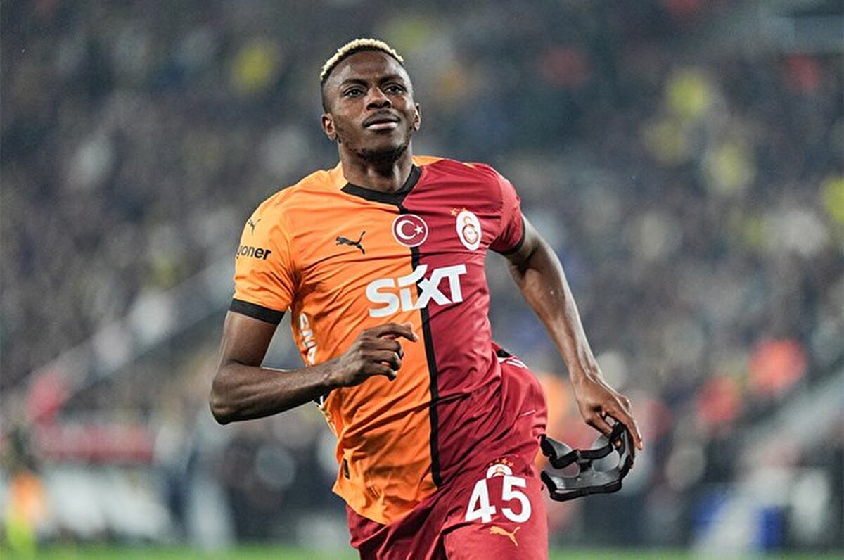 Napoli'yle Osimhen için bonservis pazarlığında Galatasaray'ın 65 milyon euro ödemeye hazır olduğu, 26 yaşındaki golcüye yıllık 15 milyon euro ödeneceği kaydedildi. Osimhen'in Napoli'deki sözleşmesinde 75 milyon euroluk serbest kalma maddesi bulunuyor.