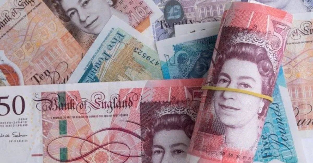 Geçen hafta 49,2700 lira olan İngiliz sterlininin satış fiyatı, bu hafta yüzde 0,06 değer kazanarak 49,3000 liraya yükseldi.