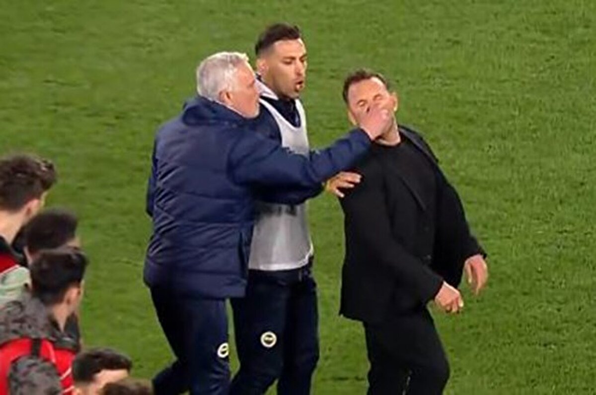 Türkiye Kupası çeyrek finalinde Galatasaray'ın Fenerbahçe'yi 2-1 yendiği mücadelesine Jose Mourinho ile Okan Buruk arasında yaşananlar damga vurdu. Sabah'taki yazısında iki teknik direktör arasında yaşananlarla ilgili değerlendirmede bulunan Bilgiç, Okan Buruk'la ilgili dikkat çeken bir idddiada bulundu. Gürcan Bilgiç'in yazısındaki ilgili kısım şöyle: