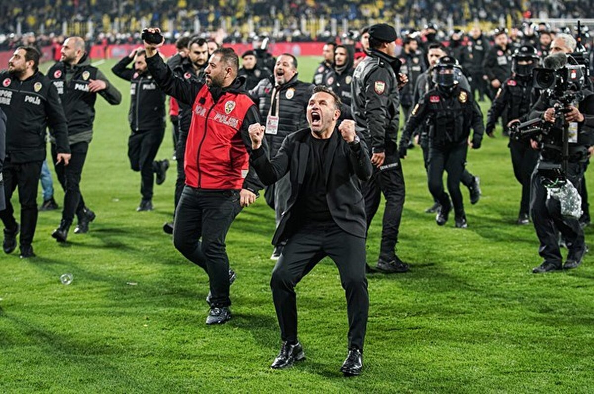"Seyrettiğimde kendi adıma utandım. Hem Mourinho hem de Okan Buruk adına. Kendileri utandı mı, bilemiyorum. Koca adamlar, ergen çocuklar gibi davrandılar. 