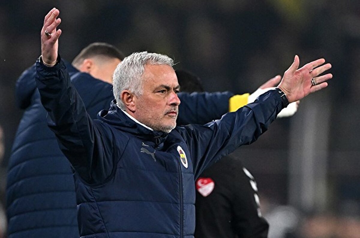 Sarı-lacivertlilerde teknik direktör Jose Mourinho bu karşılaşmada, Galatasaray maçında forma giyen 3 futbolcuyu yedek kulübesine çekmeye hazırlanıyor.