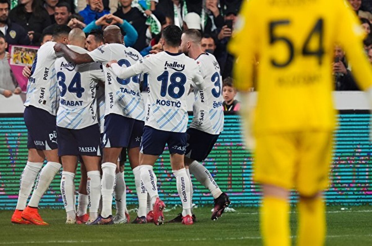 Türkiye Kupası çeyrek finalinde Galatasaray'a 2-1 mağlup olan Fenerbahçe, Süper Lig'de Trabzonspor ile kritik bir maça çıkacak.