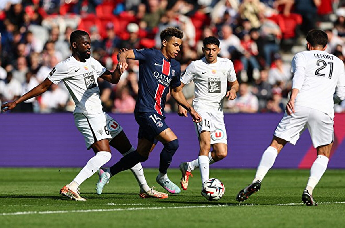 İkinci yarıda Kvaratskhelia'nın ortasında Desire Doue altıpastan ayakla topu ağlara gönderdi ve takımına galibiyeti getirdi.<br><br>