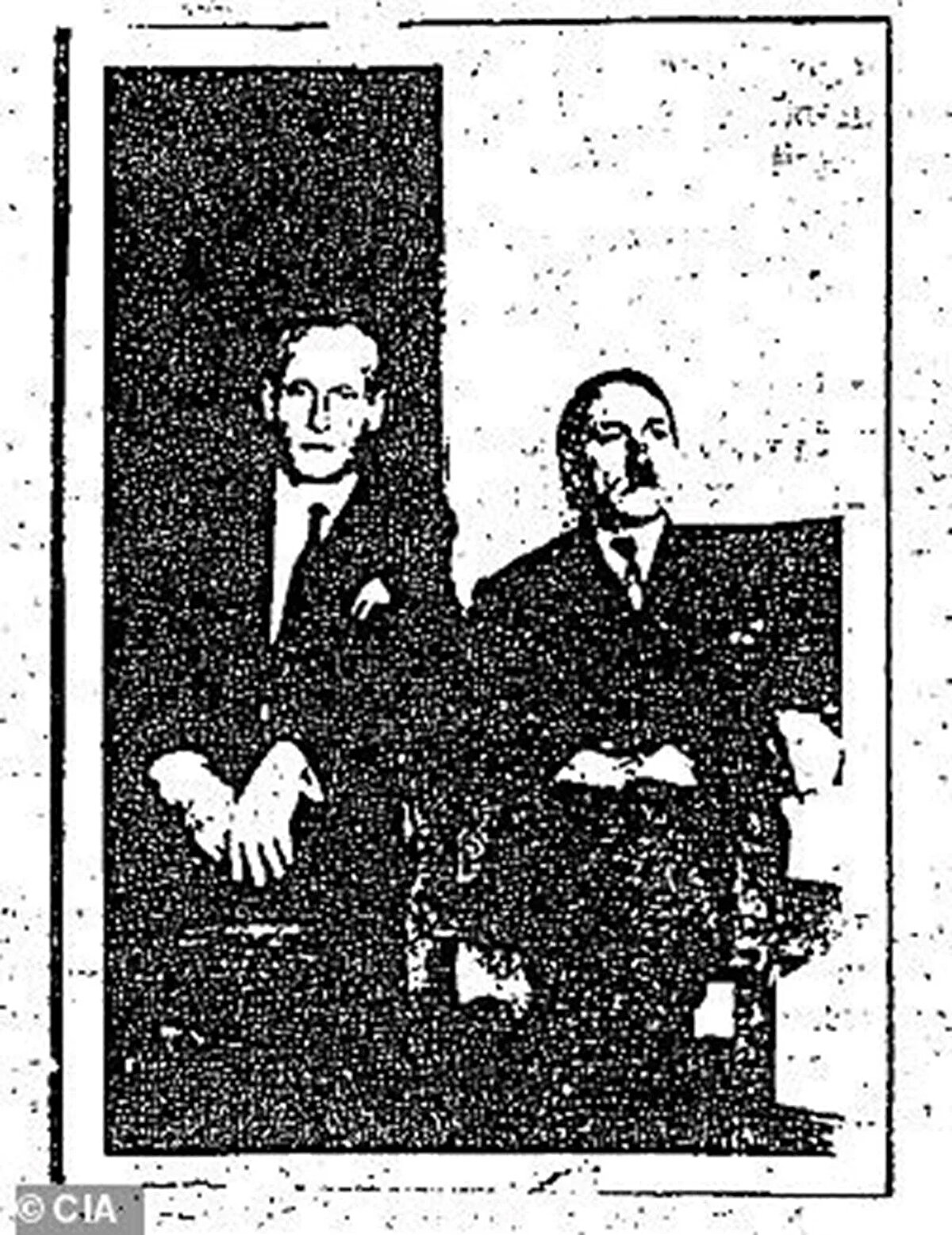 Muhabirin iddiası şaşırttı<br><br>Belgelerde adı CIMELODY-3 kod adıyla geçen bir muhbirin anlatımları da dikkat çekti. Muhbir, Venezuela’da görüştüğü eski SS subayı Phillip Citroen’in, Hitler’le düzenli olarak iletişim kurduğunu söylediğini aktardı. Citroen’e göre Hitler, “savaşın üstünden 10 yıl geçtiği için artık yargılanamaz”dı.