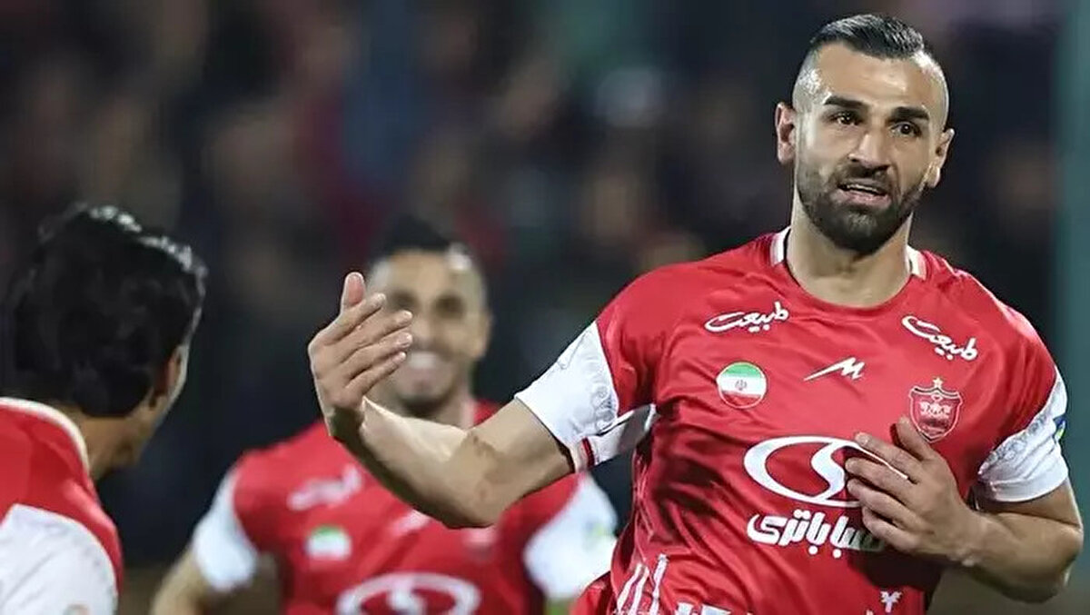 SERDAR DURSUN İLK 11'DEYDİ <br>Persepolis'te forma giyen Serdar Dursun maça ilk 11'de başladı. Tecrübeli santrfor, 74. dakikada yerini Issa Alkasir'e bıraktı.