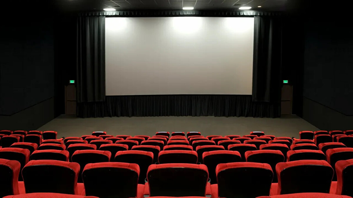 Sinemada pazartesi ve çarşamba indirimi<br><br>SİSAY (Sinema Salonu Yatırımcıları Derneği) üyesi sinema salonlarında 2025 yılı boyunca pazartesi ve çarşamba günleri ailelere özel yüzde 40’a varan indirim uygulanacak.