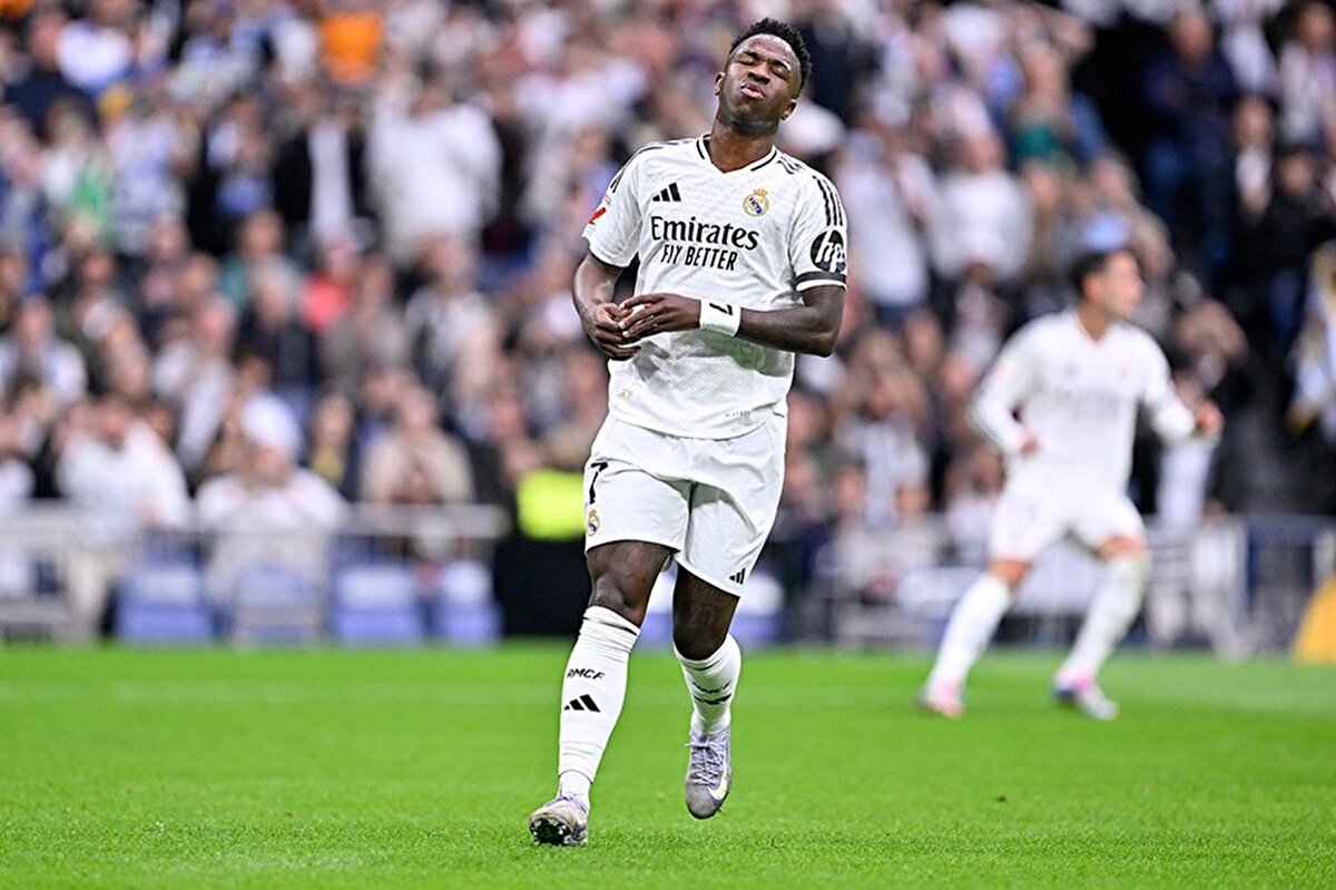 Real Madrid'de Vinicius Junior, 13. dakikada penaltı kaçırırken Valencia, 15'te Diakhaby'nin golüyle 1-0 öne geçti. Madrid, 50'de Vini ile beraberliği yakaladı. 90+5'te Duro, Valencia'yı yeniden öne geçirdi ve Valencia, Madrid'i deplasmanda 2-1 mağlup etti.