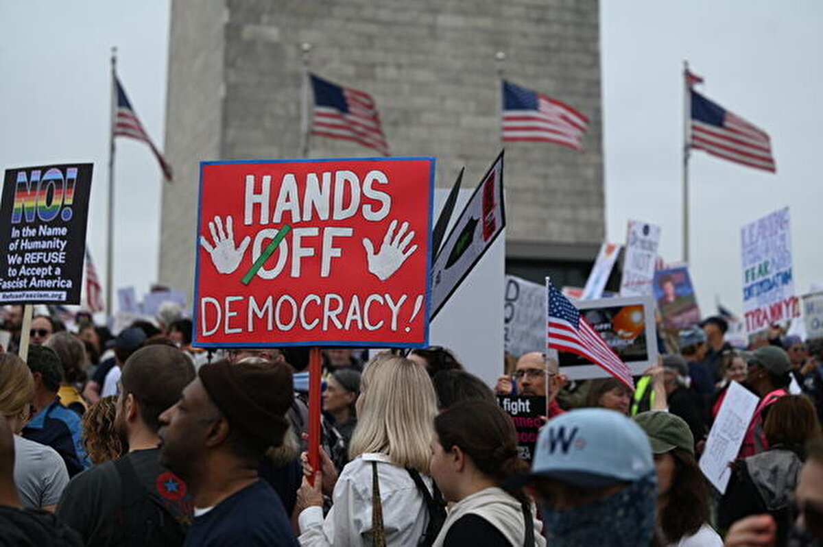 Elon Musk'ın Avrupa siyasetine müdâhil olduğunu düşünenler, Berlin ve Londra'da sokaklara çıkarak protesto gösterileri düzenledi.