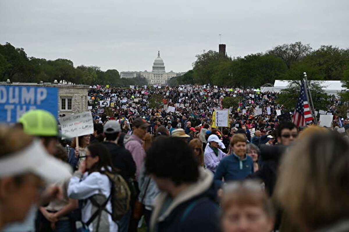 Elon Musk'ın Hükümet Verimliliği Departmanı (DOGE) vasıtasıyla binlerce kişiyi işten çıkartması da protestocuların gündemini oluşturuyor.