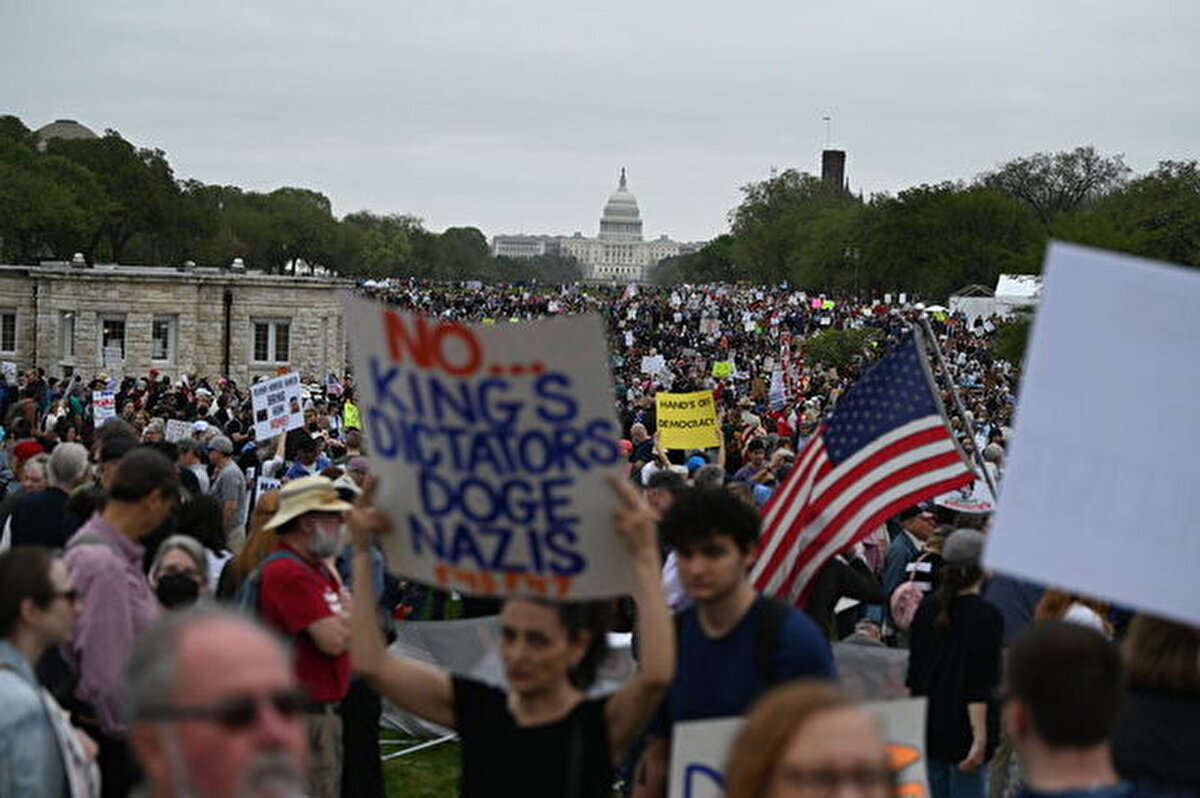 Trump yönetimi ve ABD'li iş insanı Elon Musk, ABD'nin yanı sıra Avrupa'da da protesto ediliyor.