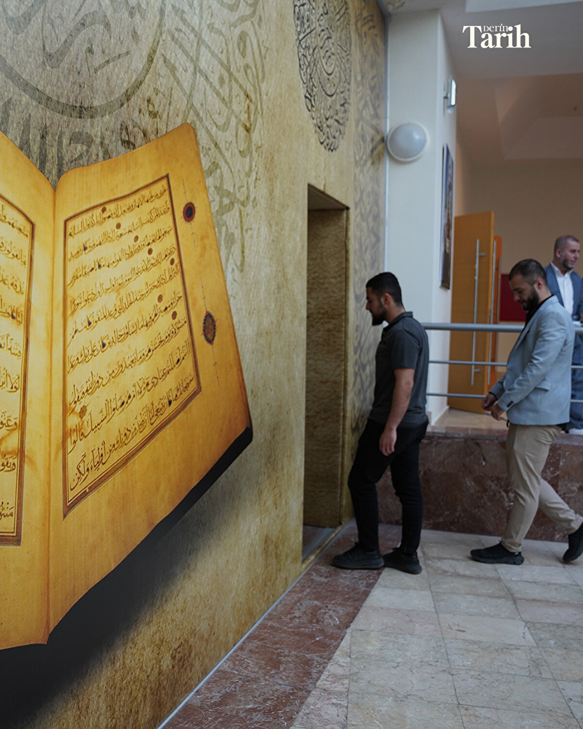 Kur'an-ı Kerim’in bir sayfasında yer alan notta ise tarihi eserin yazımında katkısı olan Şeyh Hasan Gelezerde’nin annesinin şu ifadelerine yer veriliyor: "Eğer yazılarda bir hata varsa beni affedin. Çünkü bir elim yazıda, bir elim Şeyh Hasan’ın beşiğinde."