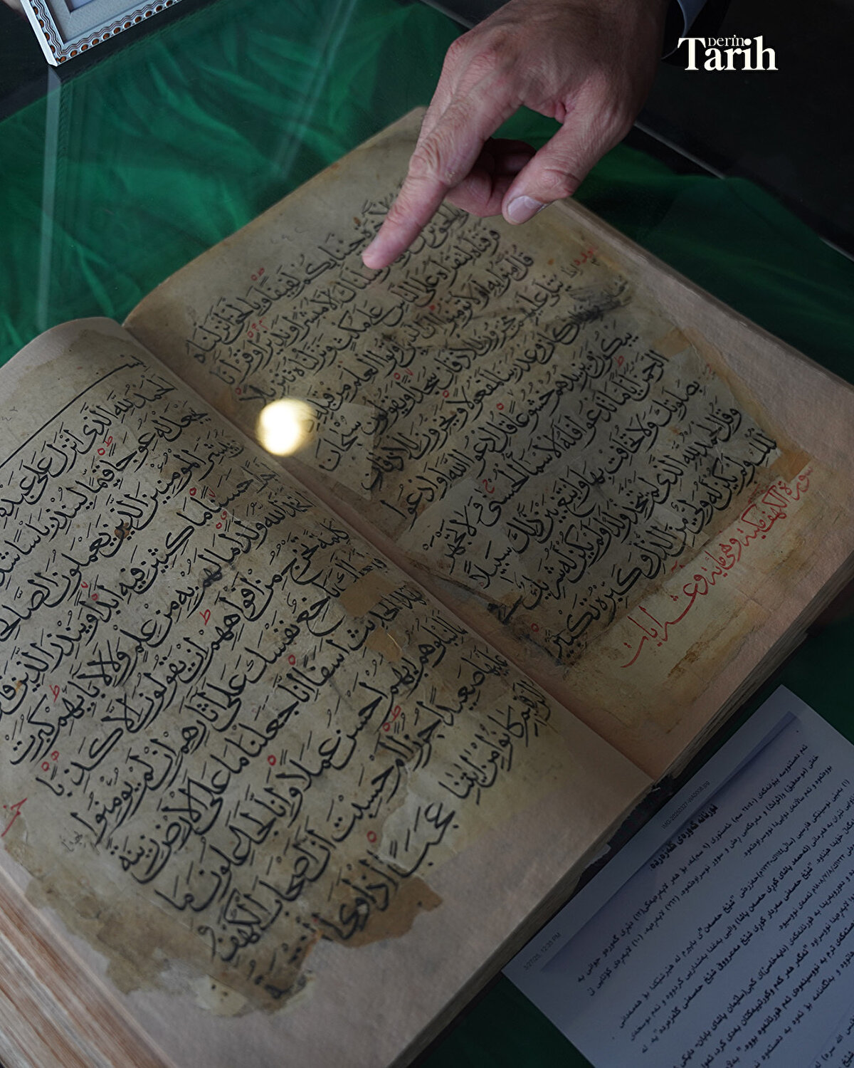 Festivalin en dikkat çekici esenleri arasında yer alan tarihi eserin tam olarak ne zaman yazıldığı bilinmezken, sülüs hattıyla yazıldığı, 24’e 40 santimetre ölçüsü ve 9 santimetre kalınlığı olduğu belirtiliyor.