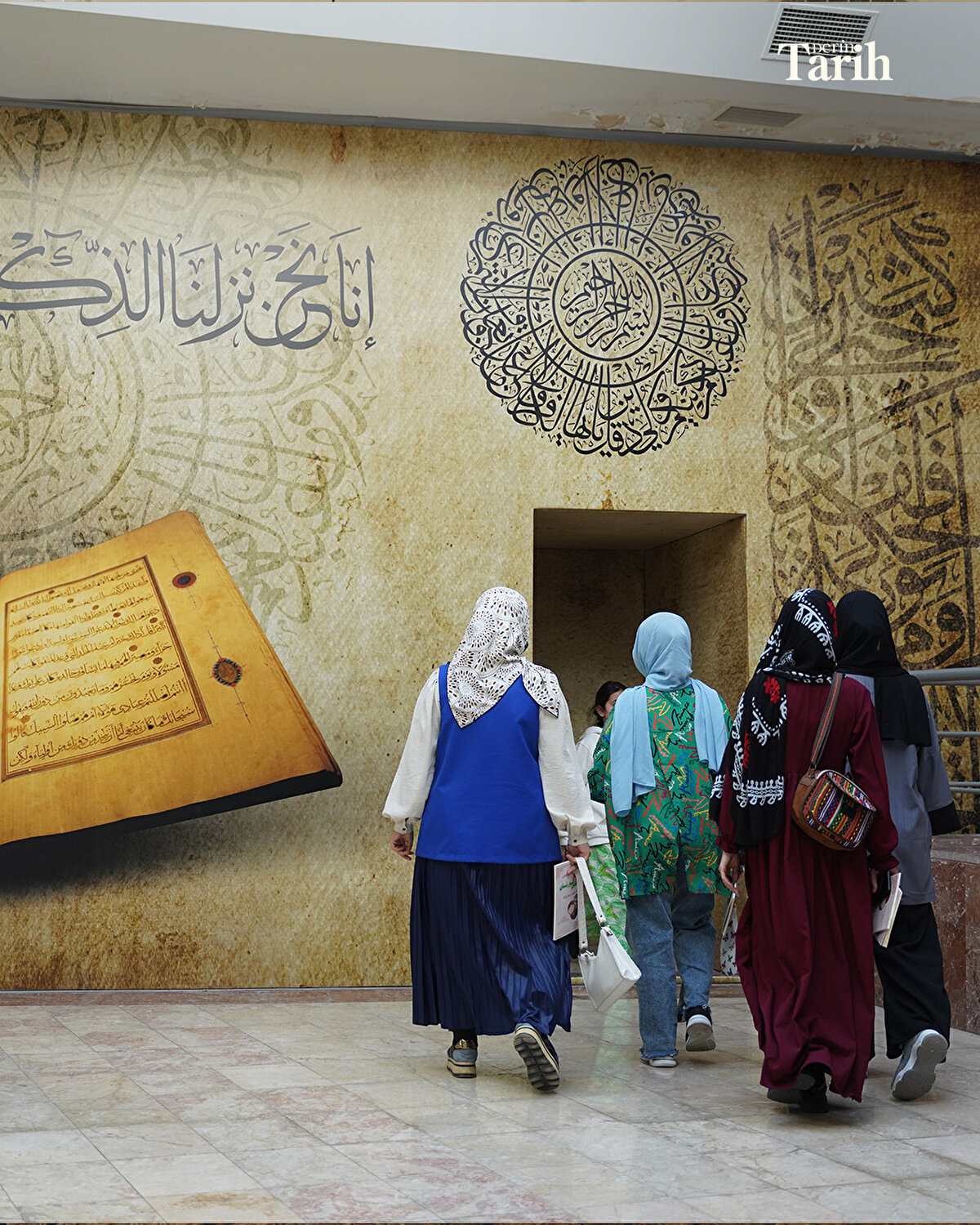 Süleymaniye Üniversitesi tarafından düzenlenen 2. İnanç Festivali kapsamında çok sayıda el yazması eserle birlikte sergilenen tarihi Kur'an-ı Kerim, uzun yıllardır Gelezerde köyünde özenle korunuyor.