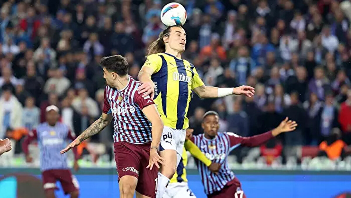 Son 3 lig maçını deplasman takımı 3-2 kazandı<br><br>İki takım arasında ligde oynanan son 3 maçı da deplasman ekipleri kazandı. 2023-2024 sezonunda Fenerbahçe iç sahadaki tek yenilgisini Trabzonspor'a karşı 3-2'lik sonuçla almıştı. Sarı-lacivertli takım, geçen sezonun ikinci yarısında ve bu sezonun ilk yarısında bordo-mavili rakibiyle deplasmanda karşılaştı. Fenerbahçe, her iki maçı da 3-2'lik skorla kazanmayı başardı.<br>