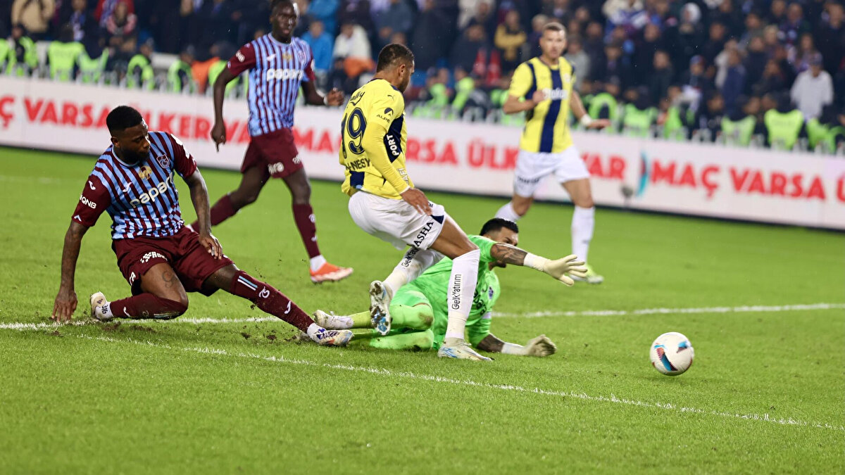 Trendyol Süper Lig'in 30. haftasında Fenerbahçe ile Trabzonspor karşı karşıya gelecek. Ülker Stadı'nda saat 19.00'da başlayacak karşılaşmayı hakem Mehmet Türkmen yönetecek. Karşılaşmada Bersan Duran ve Serkan Çimen, yardımcı hakem olarak görev yapacak.