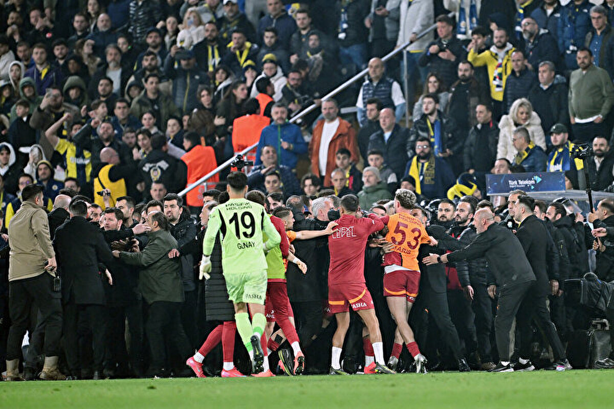 Verilen cezaları az bulan Galatasaray bu konuda harekete geçti. TFF Hukuk Kurulu'na yazılı başvuruda bulunan sarı-kırmızılar cezalara itiraz etti. Ayrıca hukuk müşavirliğine görevlerini yapması konusunda uyarı yaptı.<br>