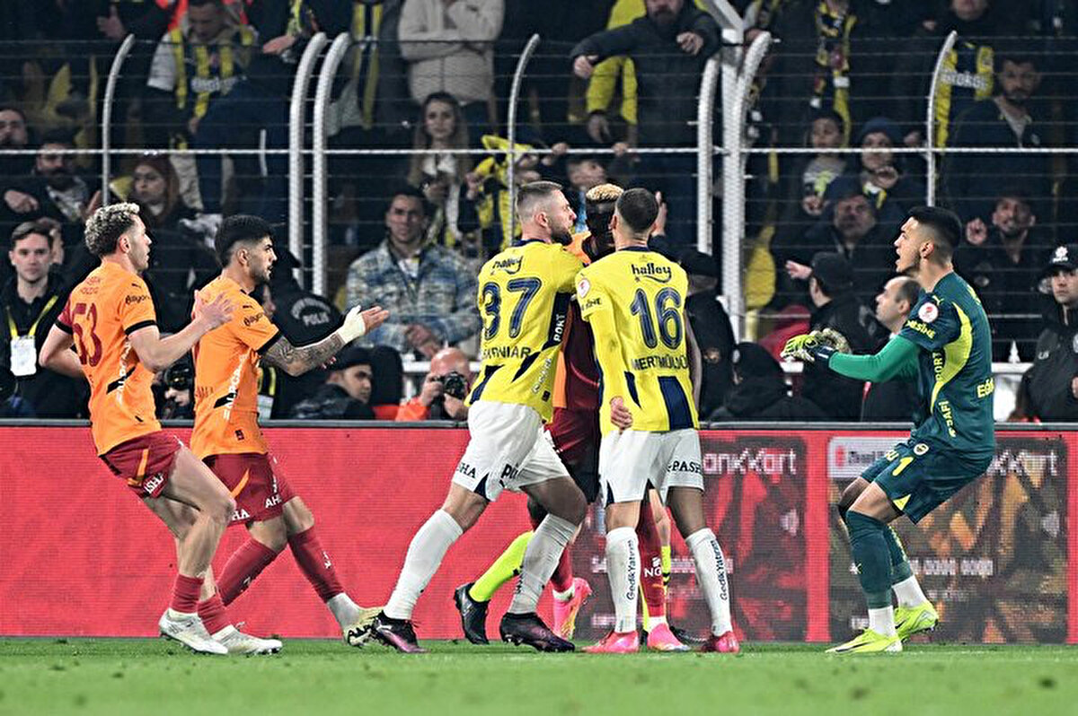 Galatasaraylı futbolcuların cezası ise sarı-kırmızılı ekibin haftayı BAY geçmesi nedeniyle önümüzdeki günlerde PFDK tarafından açıklanacak.