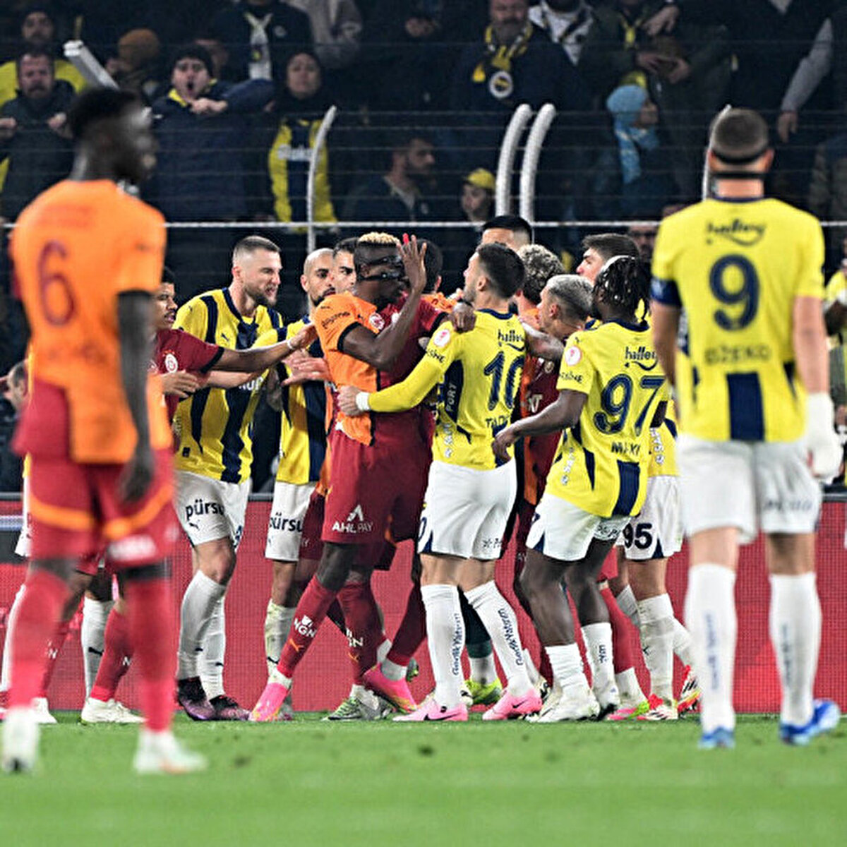 Galatasaray Spor Kulübü, kupada oynanan derbinin ardından verilen cezalar nedeniyle TFF Hukuk Kurulu'na itirazda bulundu. Sarı-kırmızılı kulüp, TFF Hukuk Kurulu'nun görevini yapması konusunda uyardı.<br>