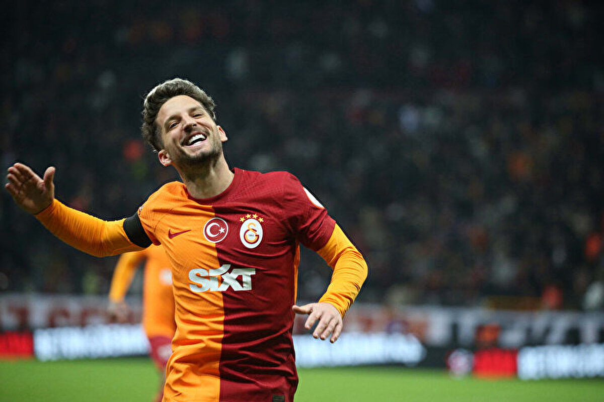Galatasaray'da Mertens'in ayrılığı sonrasında 10 numaralı formayı İlkay Gündoğan'ın giymesi bekleniyor.<br>