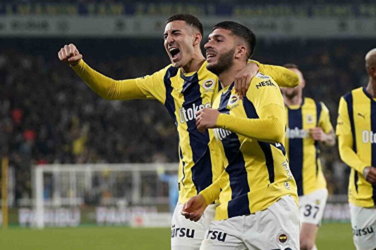 Tavim'in haberine göre; Ajax, Fenerbahçe ile resmi olarak görüşmelerini sürdürürken, Napoli'den de sürpriz bir hamle geldi. İtalyan takımının Oğuz Aydın'ın menajeri ile görüşerek bonservis ücreti konusunda bilgi aldığı aktarıldı.<br><br>Sezon sonunda iki takımın astronomik bir ücretle Fenerbahçe'nin kapısını çalması bekleniyor.