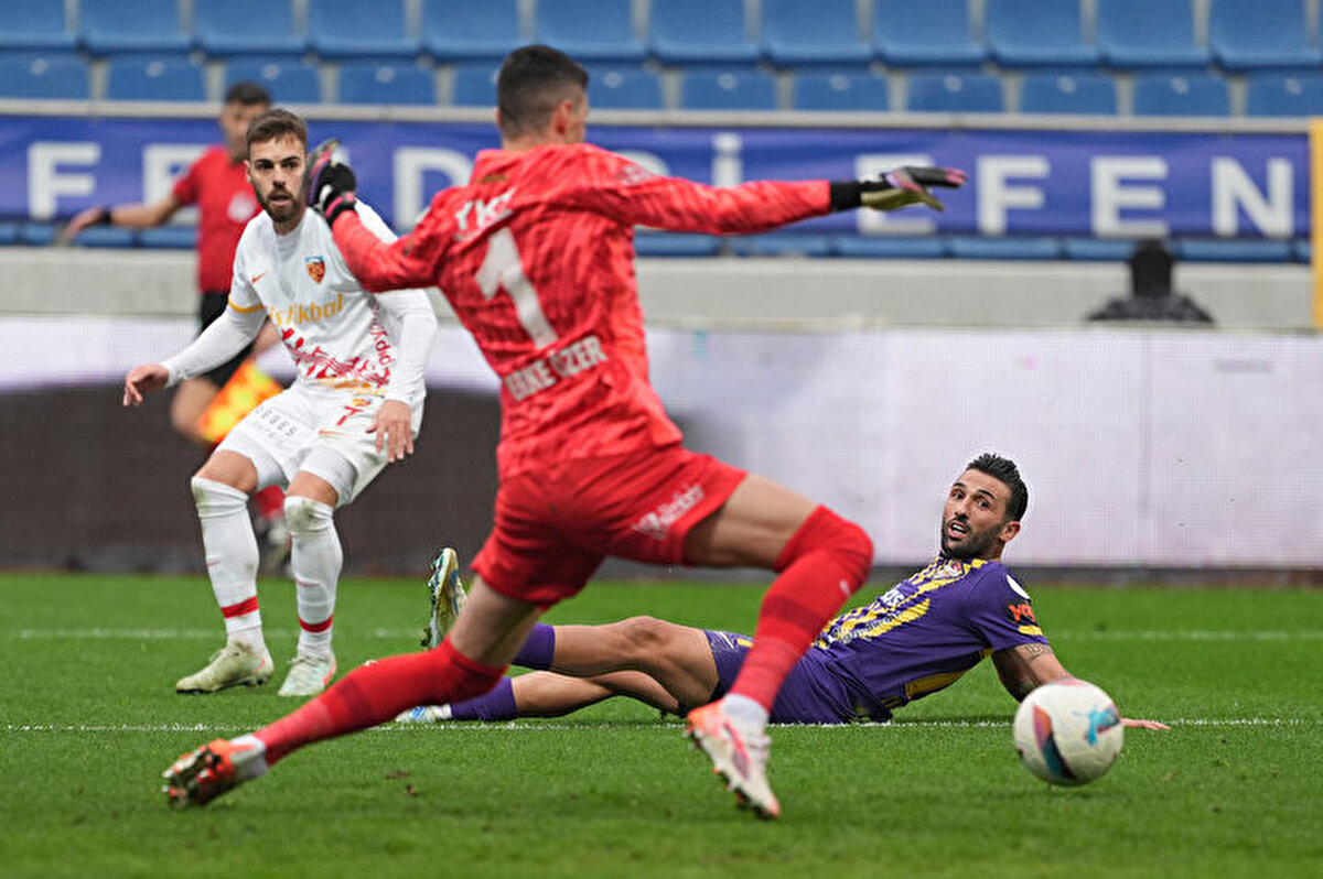 Eyüpspor'daki performansıyla tam not alan Berke, hem yerli ve genç olması hem de Okan Buruk'un beğenisiyle listede ilk sıralarda yer alıyor.<br>