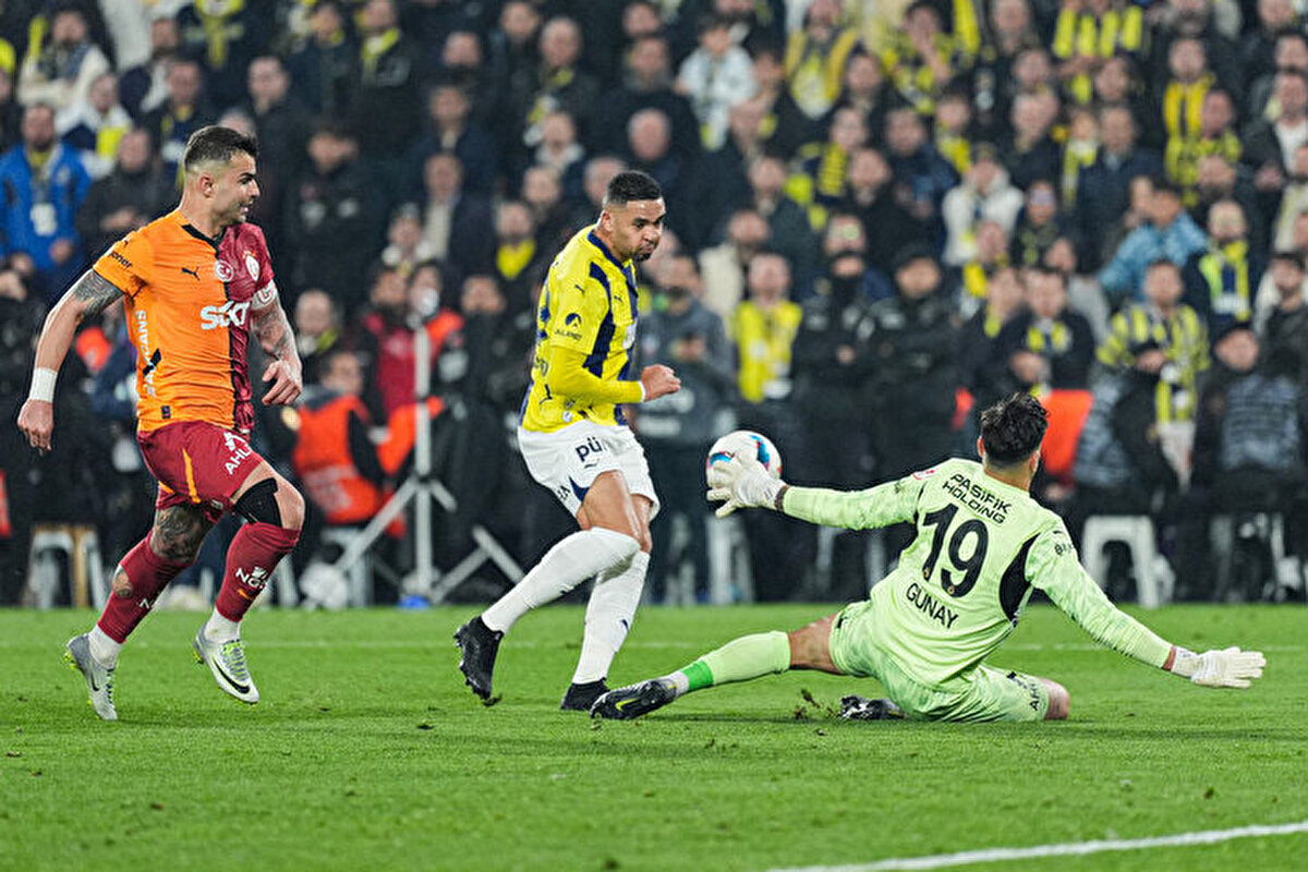 Bu kapsamda Berke Özer adı ön plana çıkıyor. Fotomaç'ta yer alan habere göre Galatasaray, yabancı kaleci alsa bile Berke Özer konusunda ısrarcı olacak.