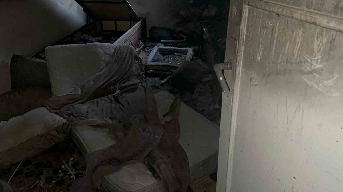  Edinilen bilgiye göre, kiracı olarak kalan bir şahsın henüz bilinmeyen nedenden dolayı evi ateşe verdi. Dumanları görenlerin haber vermesi üzerine olay yerine 112 acil sağlık, itfaiye ve polis ekipleri sevk edildi. İtfaiye ekiplerinin müdahalesi ile yangın kontrol altına alınarak söndürüldü. 