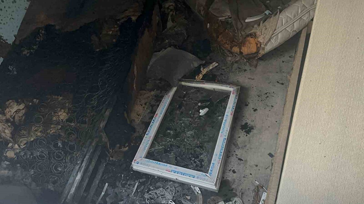 Yangın sonrası büyük acı yaşayan ev sahibi 70 yaşındaki Sıdıka Durmuş, eşiyle birlikte yılların emeğiyle kurdukları evlerinin küle döndüğünü dile getirdi. 