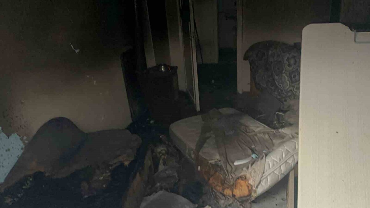 Olayda ölen ya da yaralanan olmazken, ev kullanılamaz hale geldi. Polis ekipleri ise yangına neden olduğu iddia edilen kiracıyı gözaltına aldı.